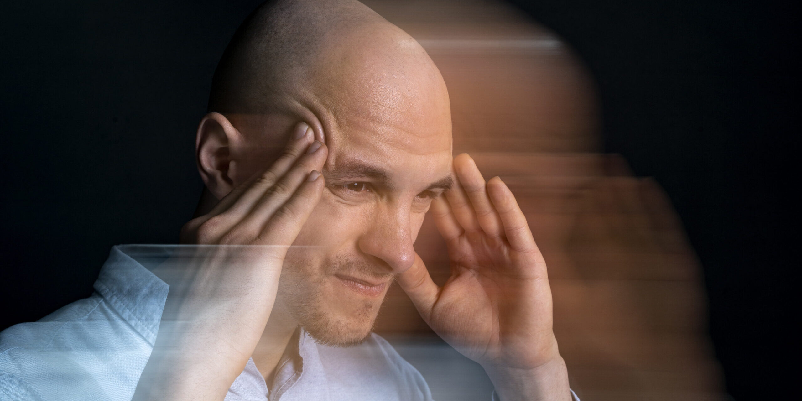 retrato-de-hombre-sufrimiento-migraña-aura